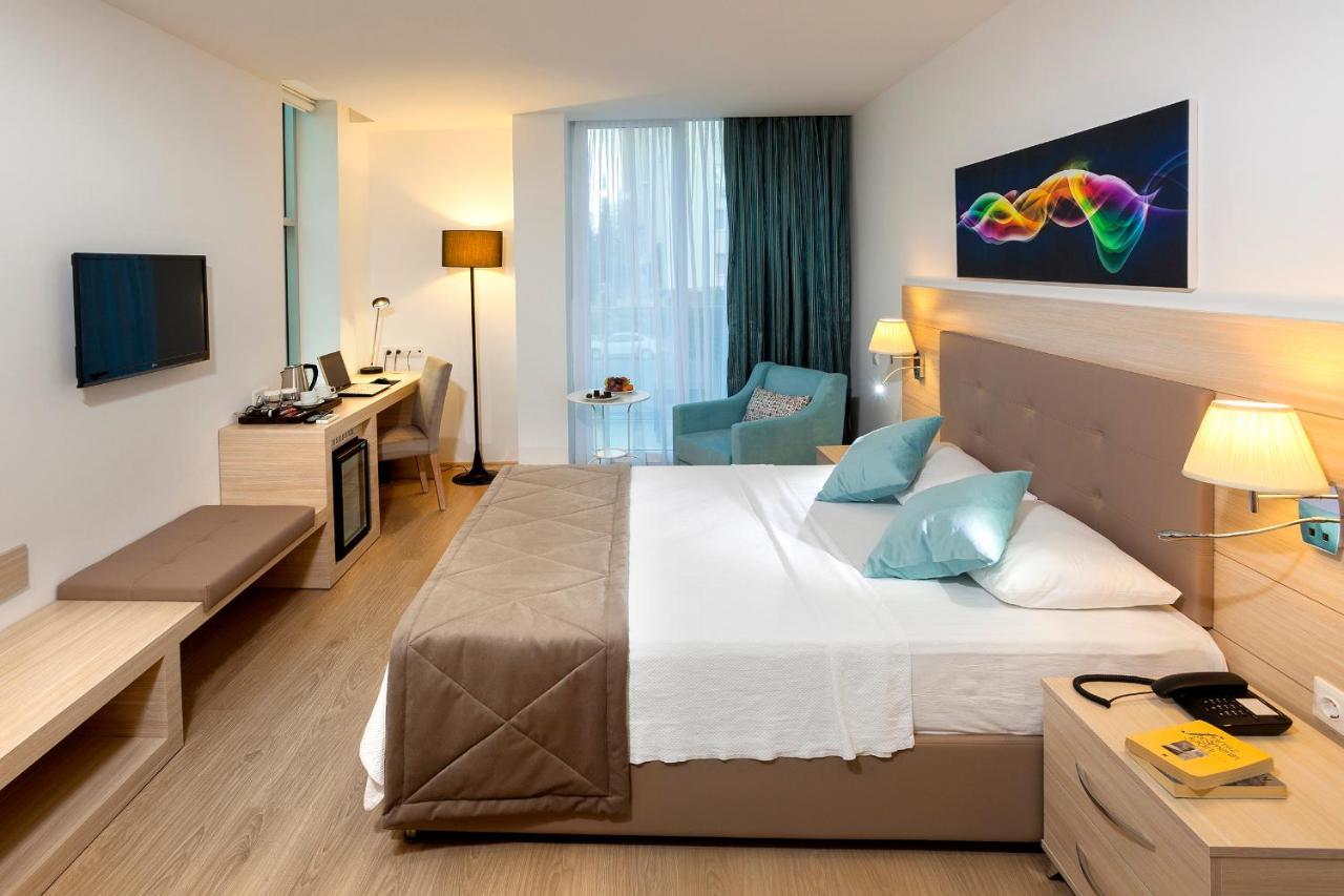 Aparthotel The &
