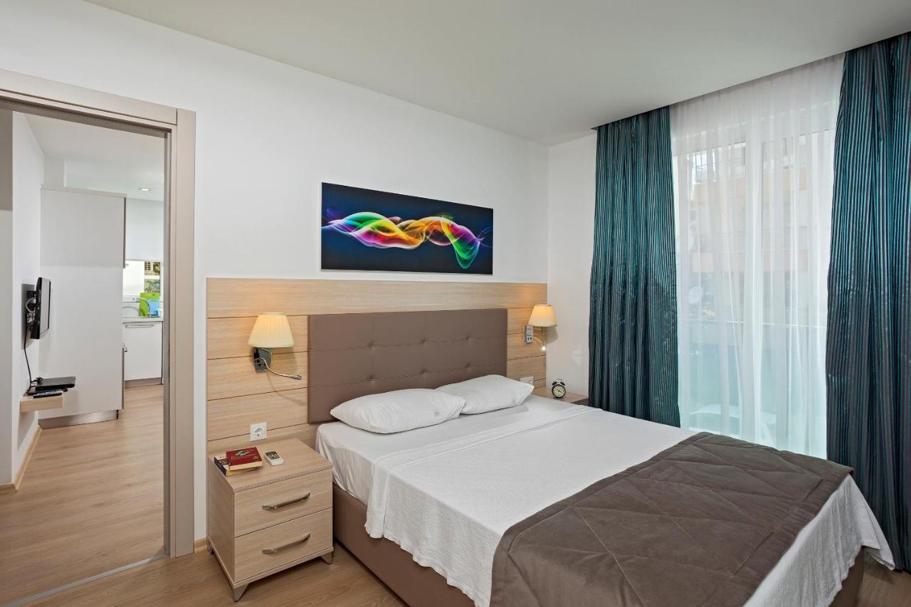Aparthotel The & 3*