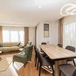 Central Flat With Balcony Near Sea In Muratpasa