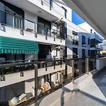 Central Flat With Balcony Near Sea In Muratpasa