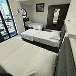 Hadrian\'S Gate Family Hostel