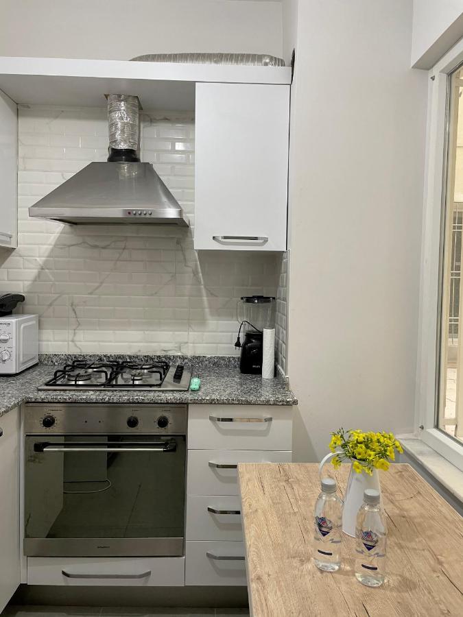 Central Location , Modern Family , Near Sea