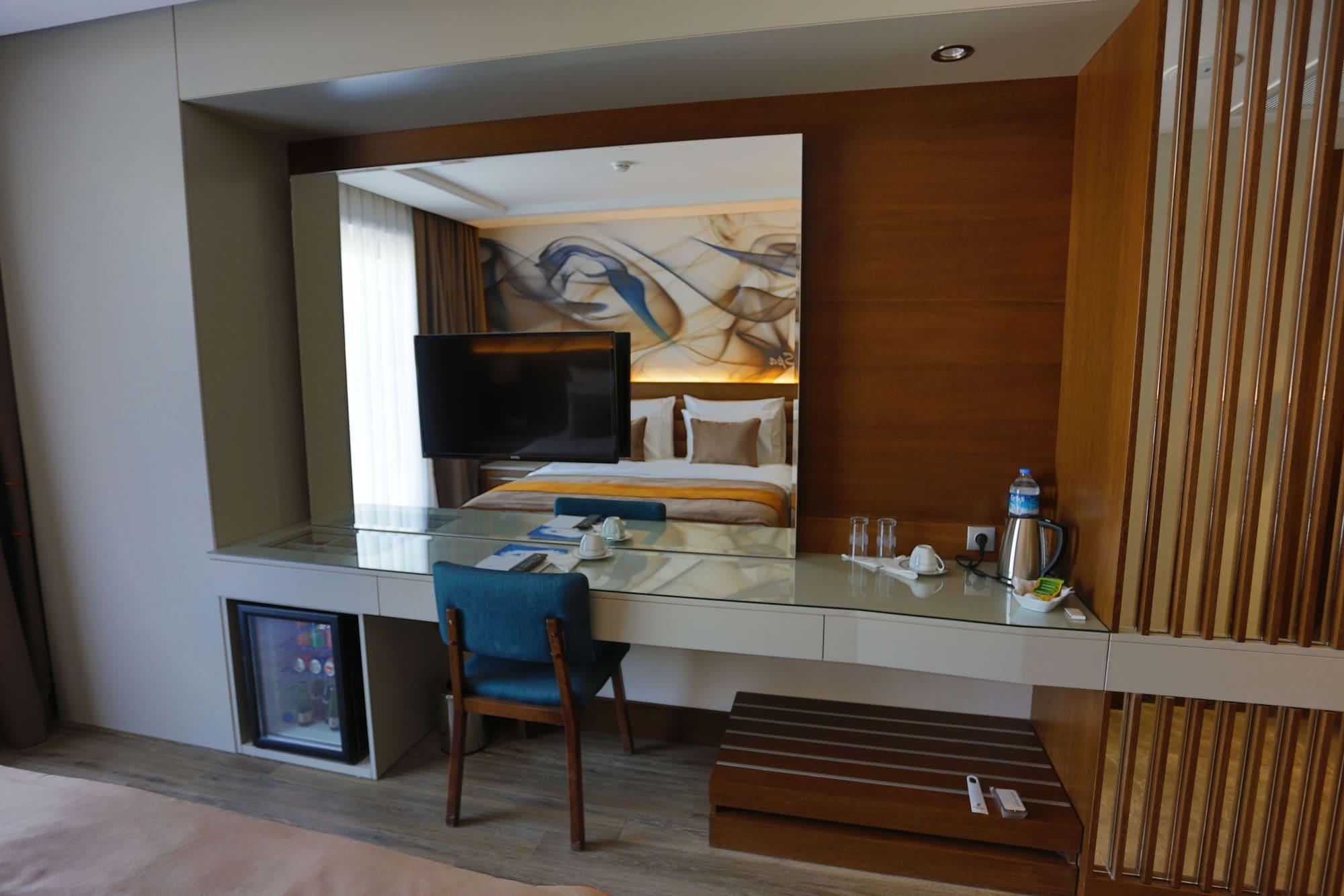 B Business & Hotel