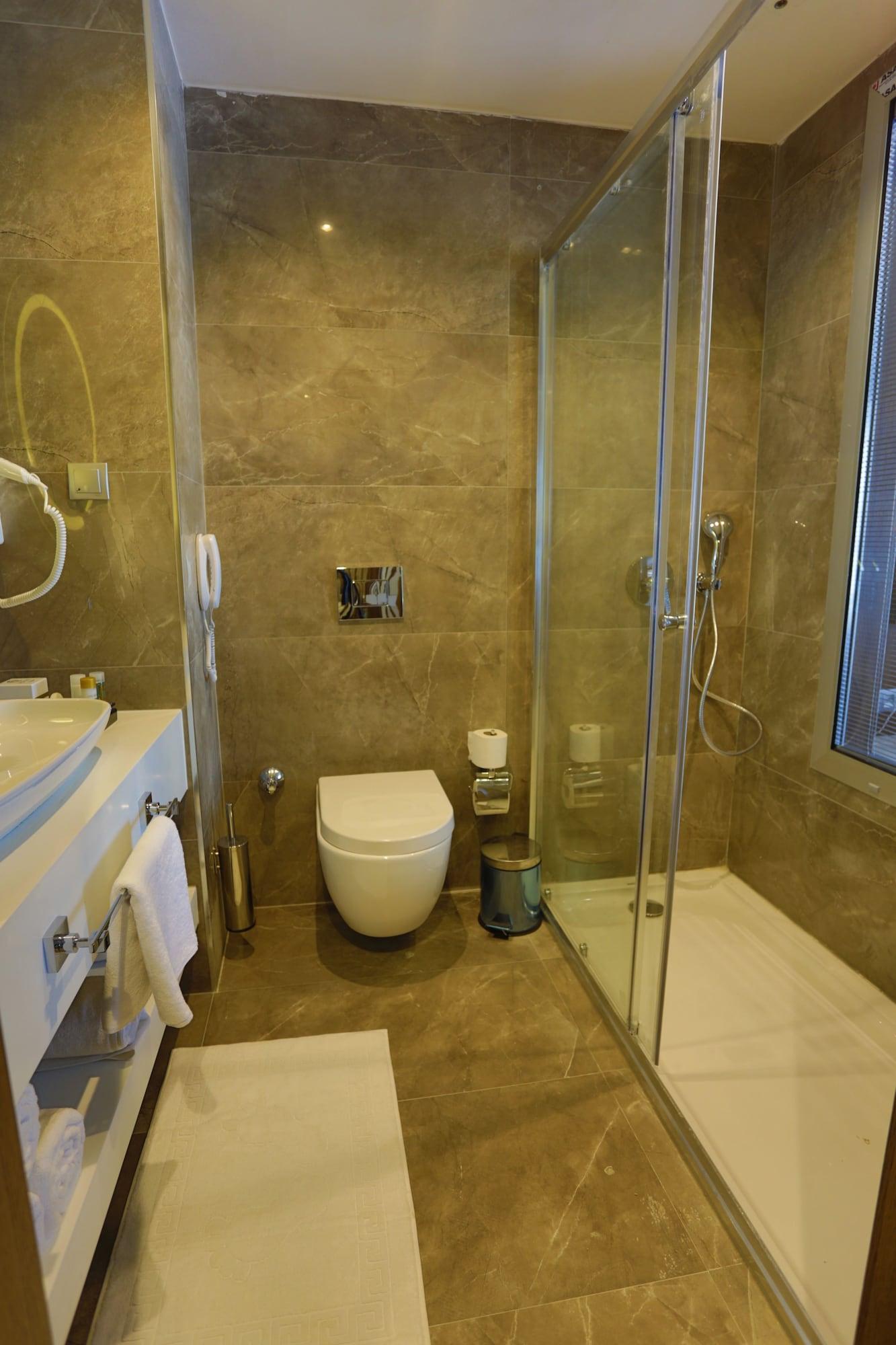 B Business & Hotel