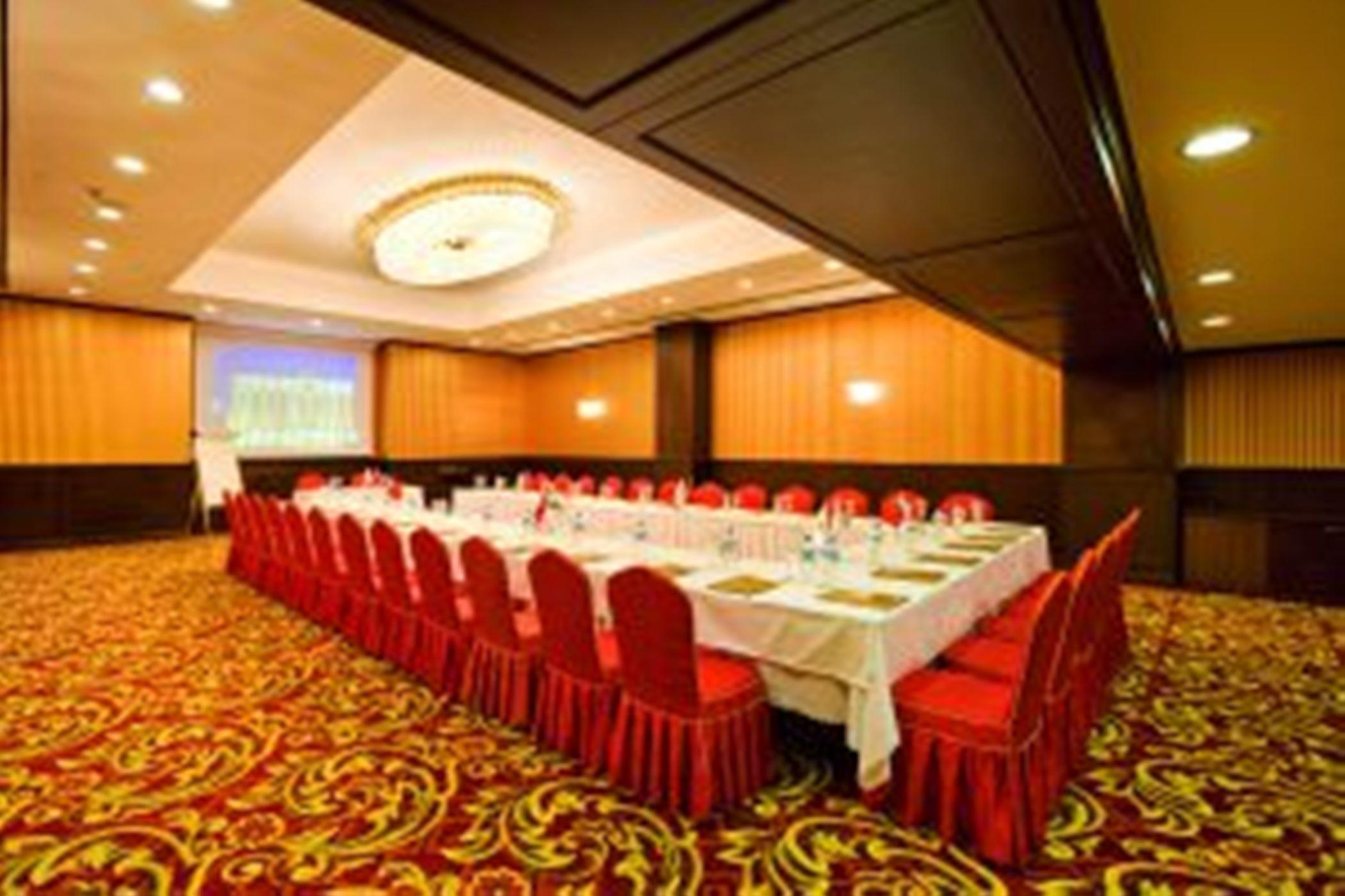Latanya Palm & Airport 4*