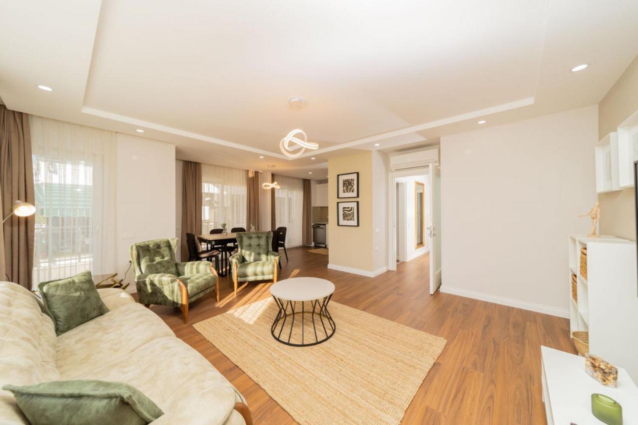 Central Flat With Balcony Near Sea In Muratpasa Apartment