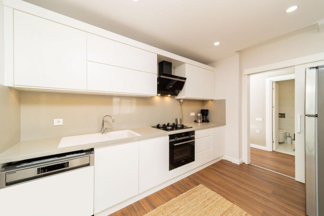 Central Flat With Balcony Near Sea In Muratpasa Antalya
