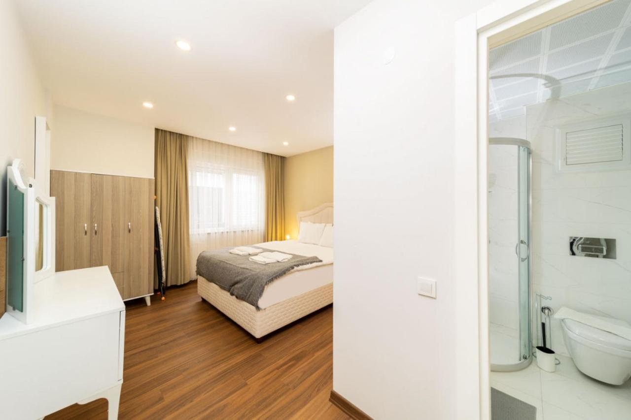 Central Flat With Balcony Near Sea In Muratpasa Apartment