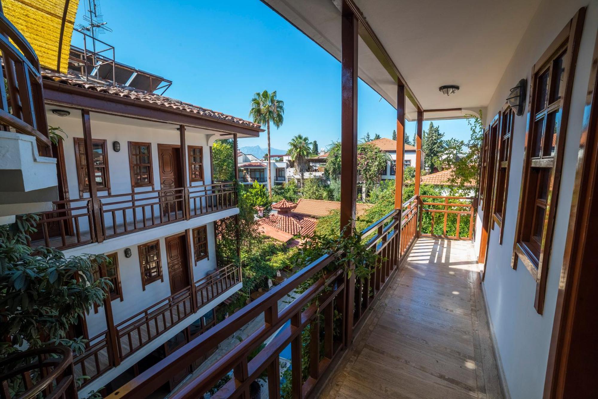 Otel Karyatit Kaleici 2*
