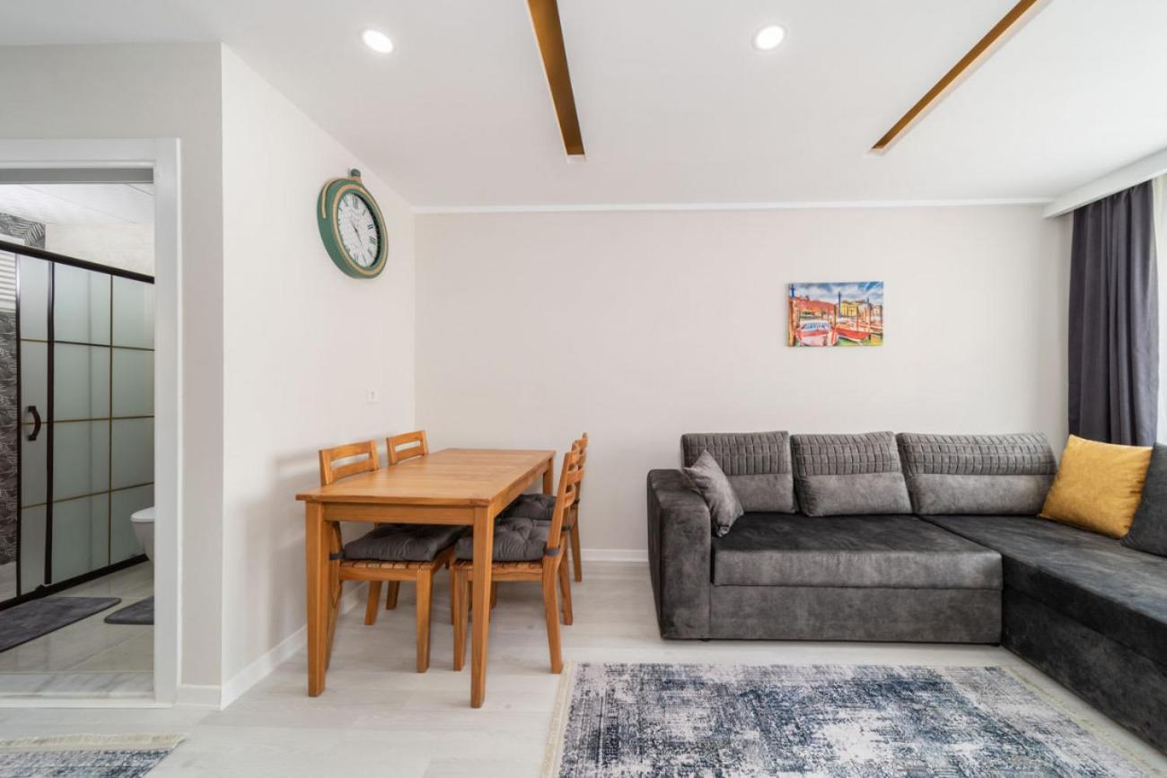 Apartment Lovely With Central Location Walking Distance To Beach In Muratpasa,