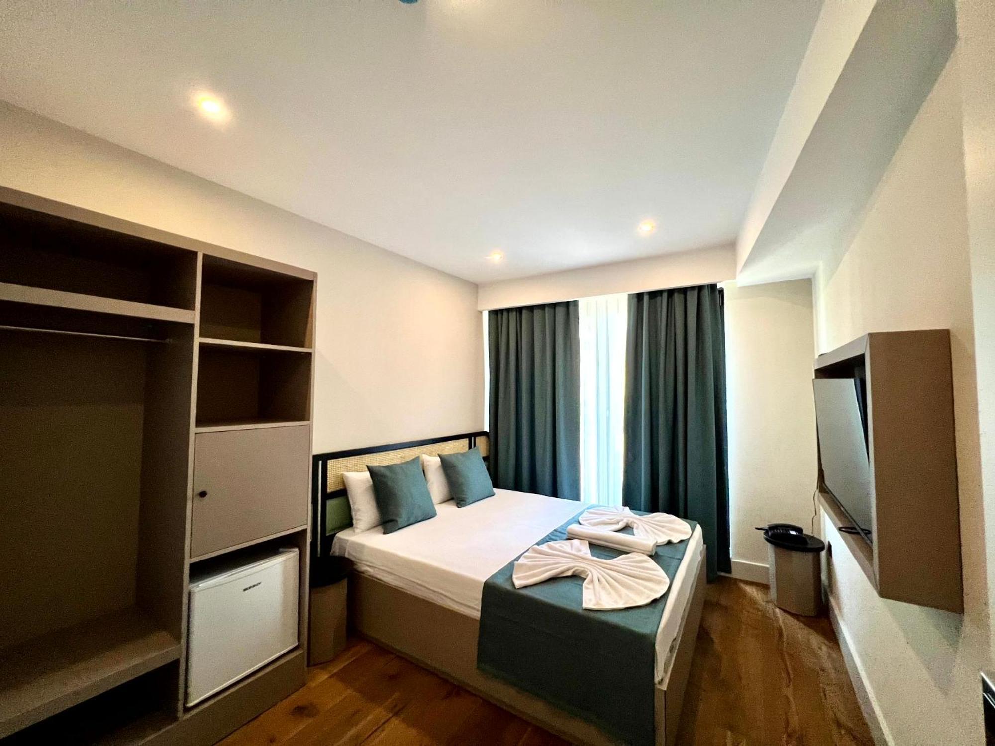 Coastline Hotel *