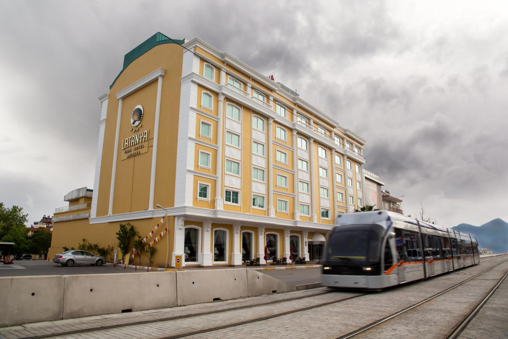 Latanya Palm & Airport Hotel