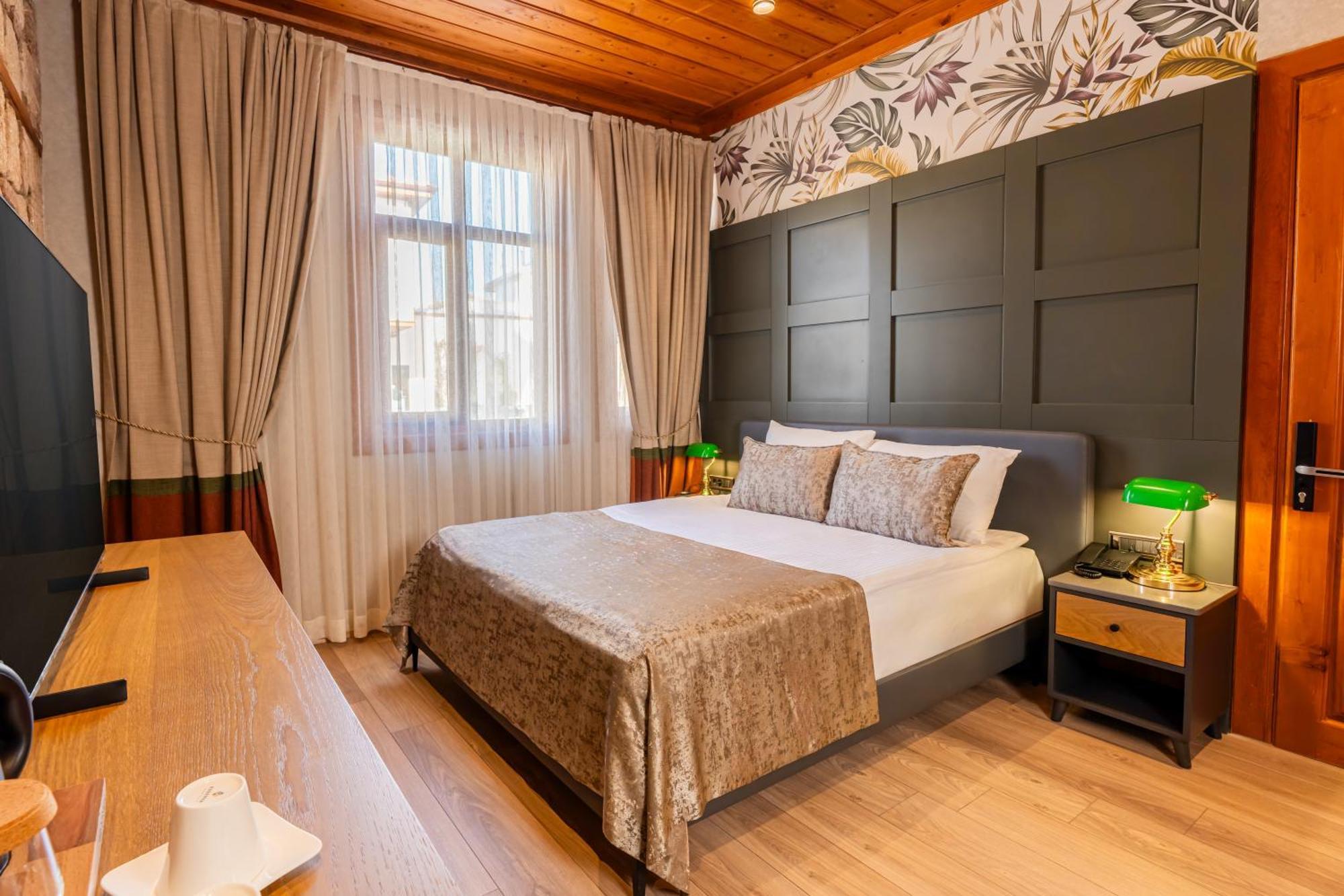 Dumos Hotel *