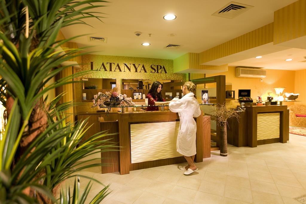 Latanya Palm & Airport Hotel 4*