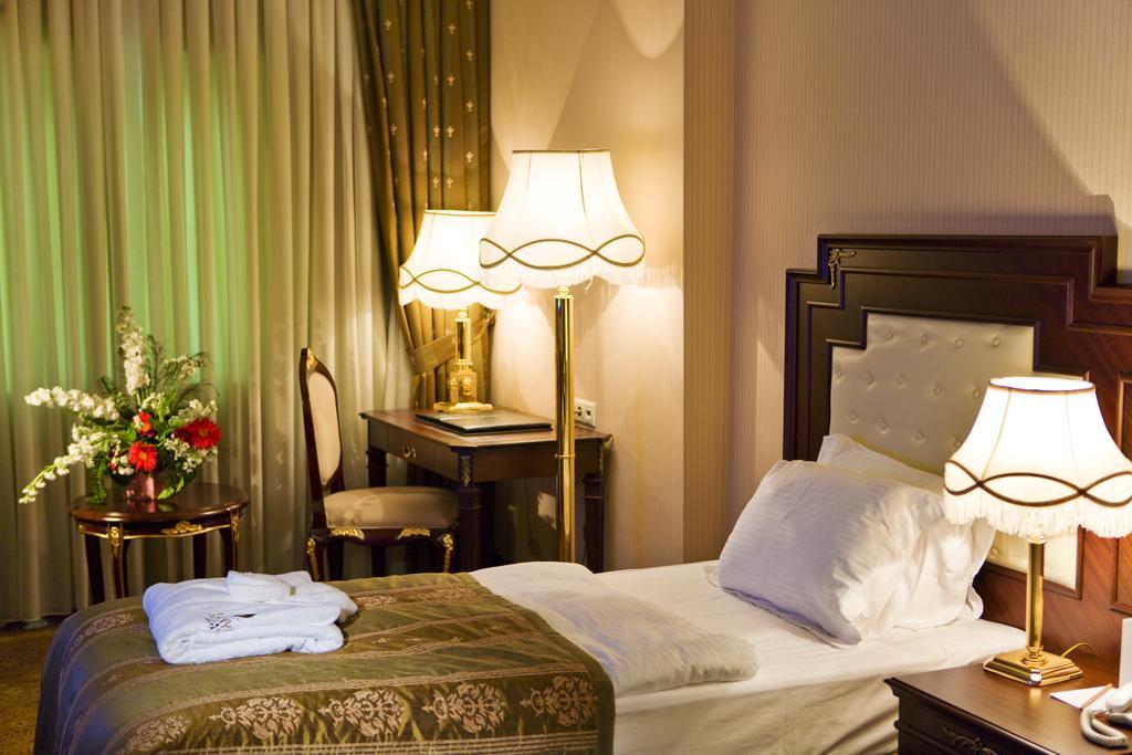Latanya Palm & Airport 4*