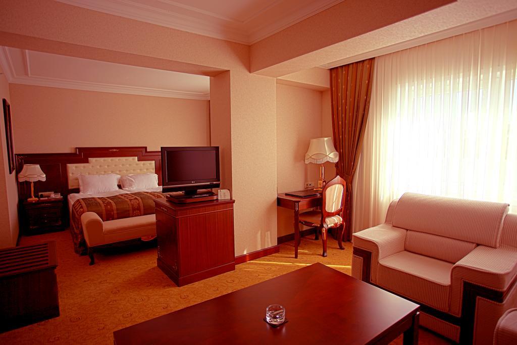 Latanya Palm & Airport Hotel