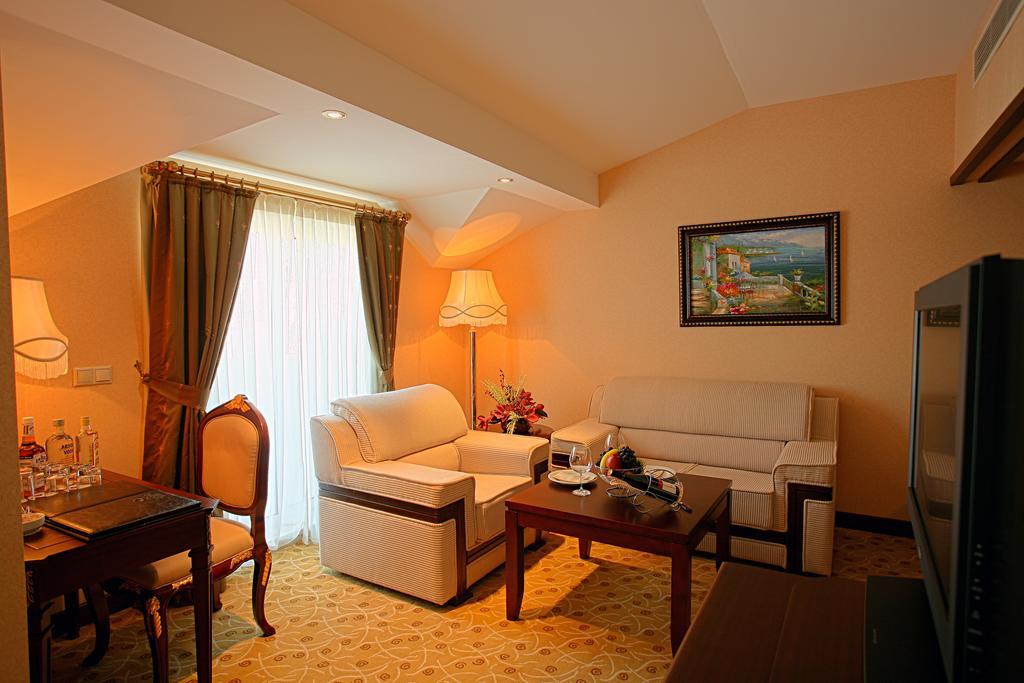 Latanya Palm & Airport
