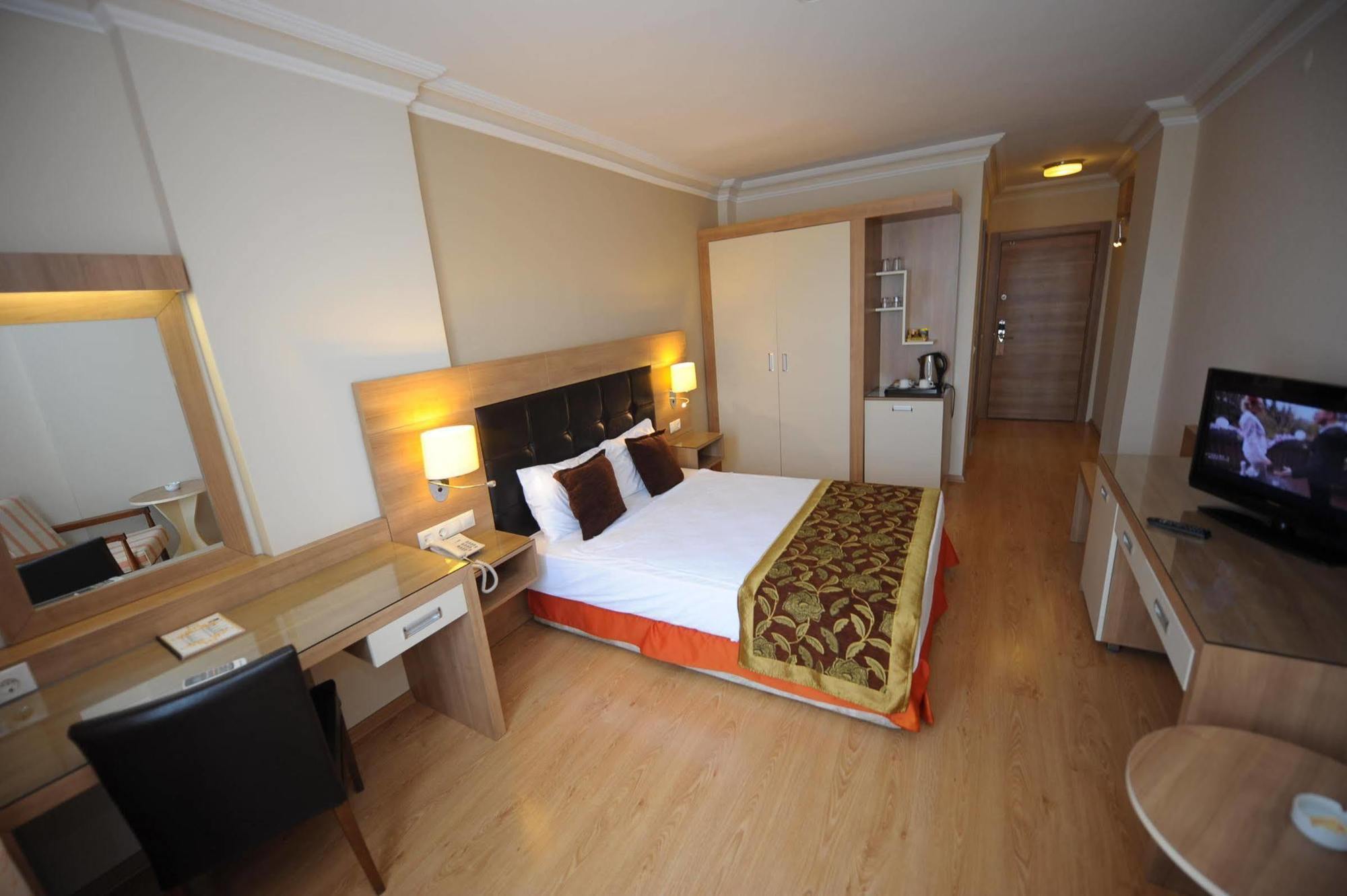 Laguna Hotel 3*