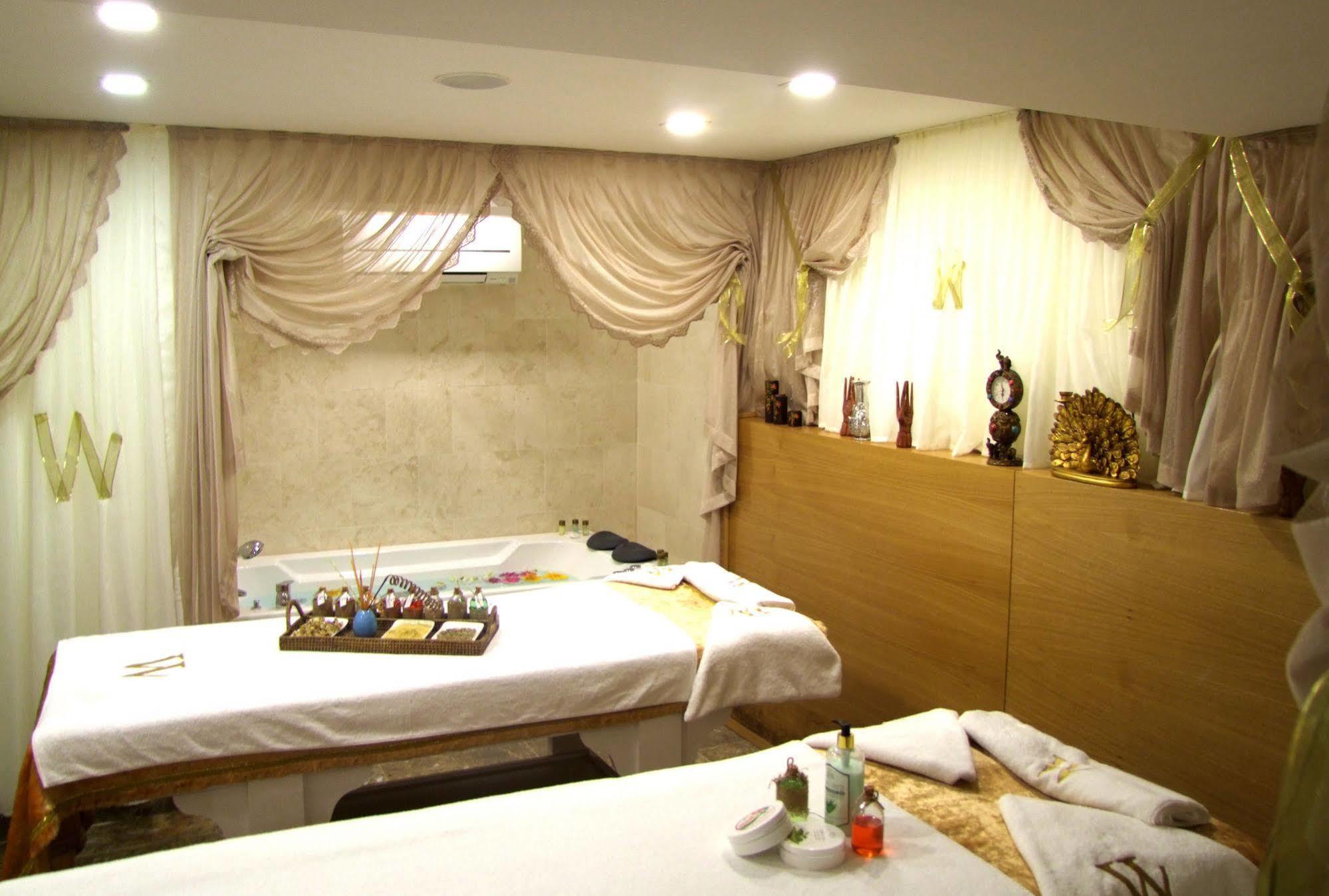 Wise & - Adults Only 3*