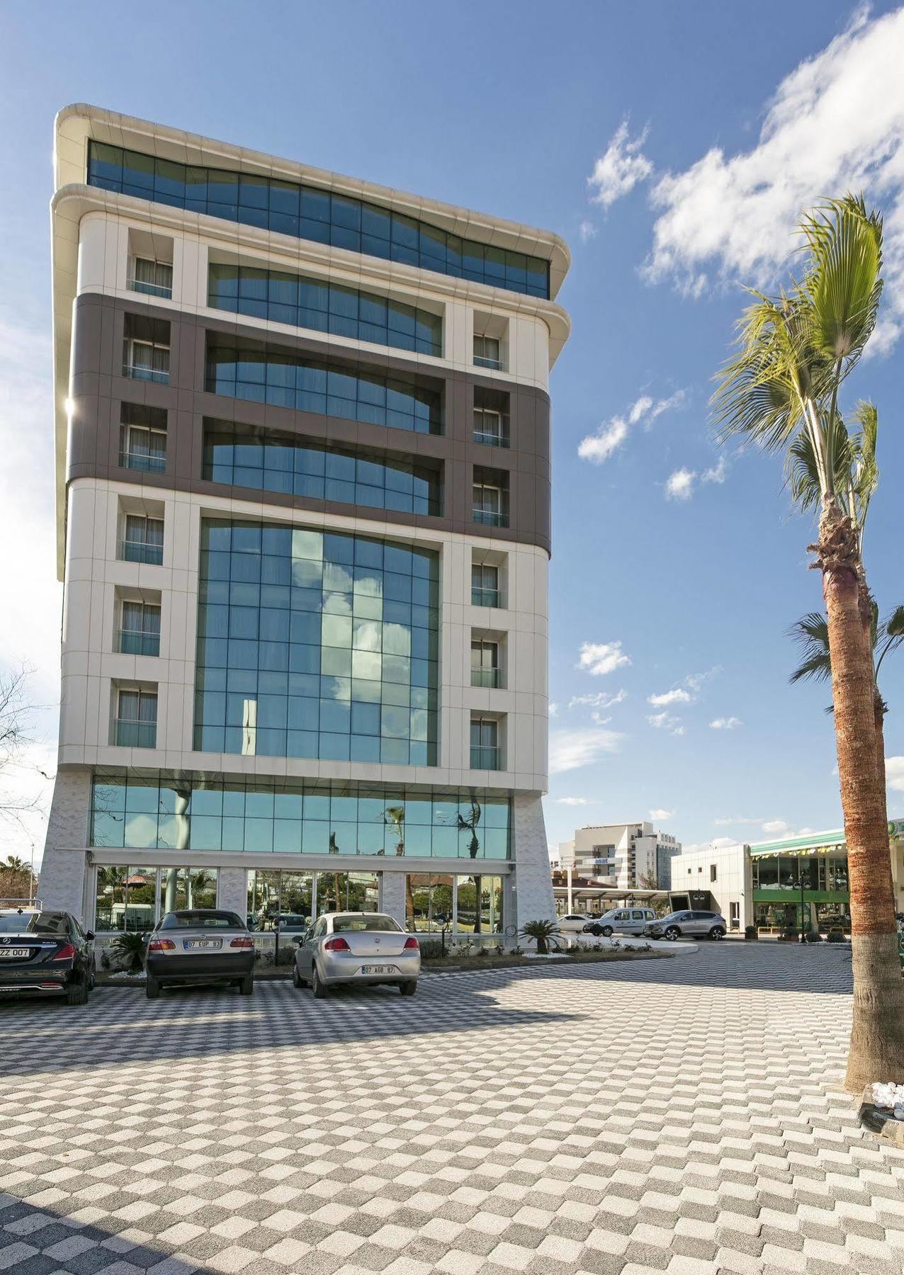 B Business & Hotel