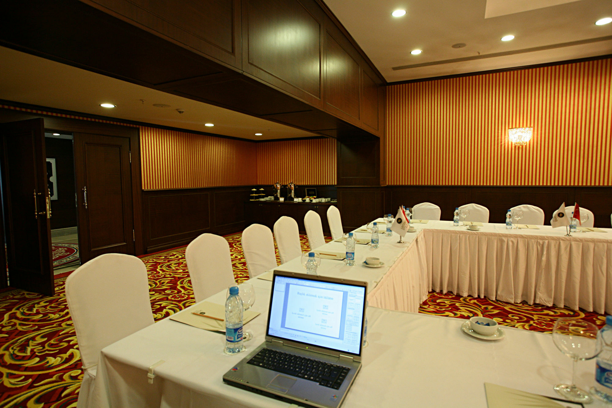 Latanya Palm & Airport Hotel