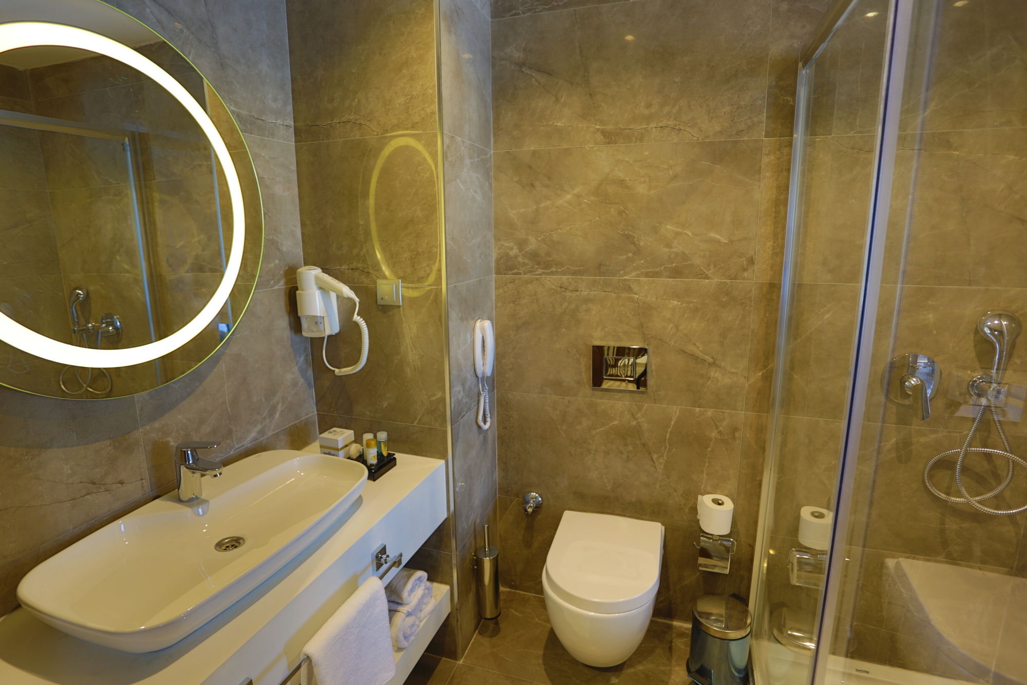 B Business & Hotel
