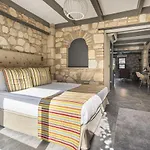Charming Flat Near Hadrians Gate