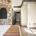 Pleasant Flat Near Hadrians Gate