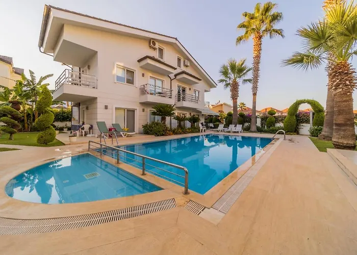 Central Villa With Garden And Pool In Kemer