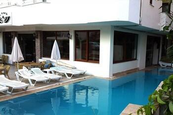 Lara Palace Hotel 3*
