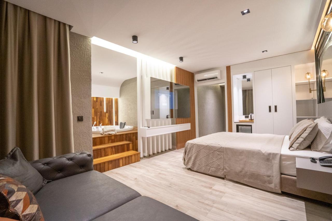 Hotel & *