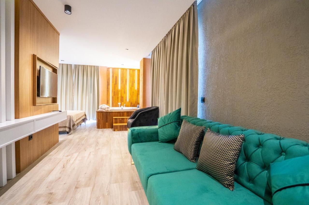 & Hotel *
