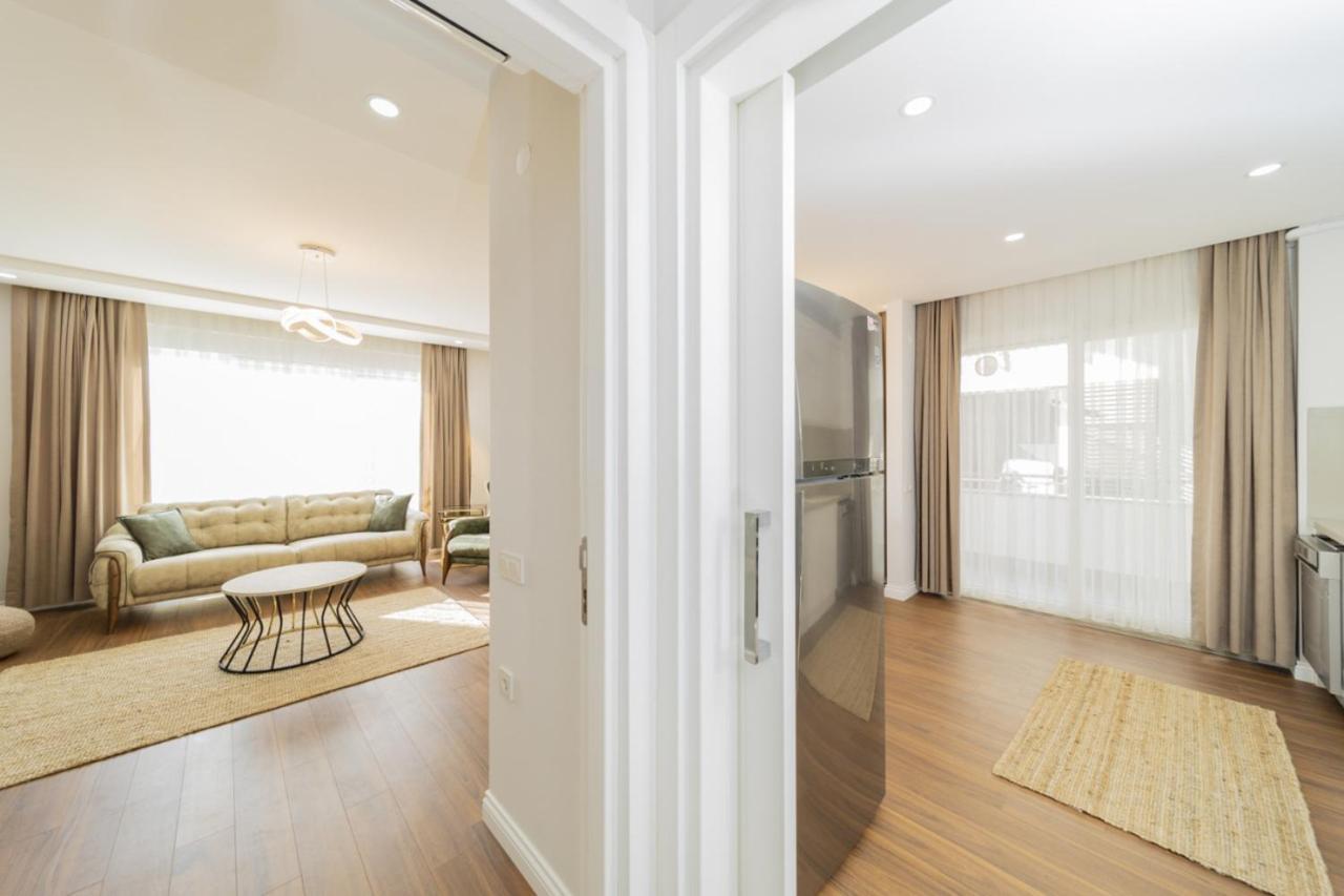 Central Flat With Balcony Near Sea In Muratpasa *