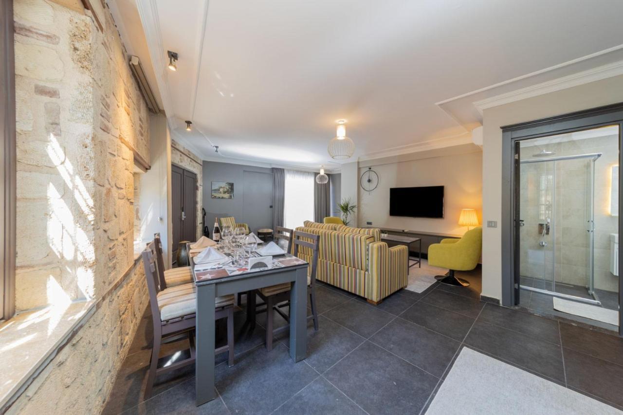 Modern And Fully Furnished Flat In Apartment *
