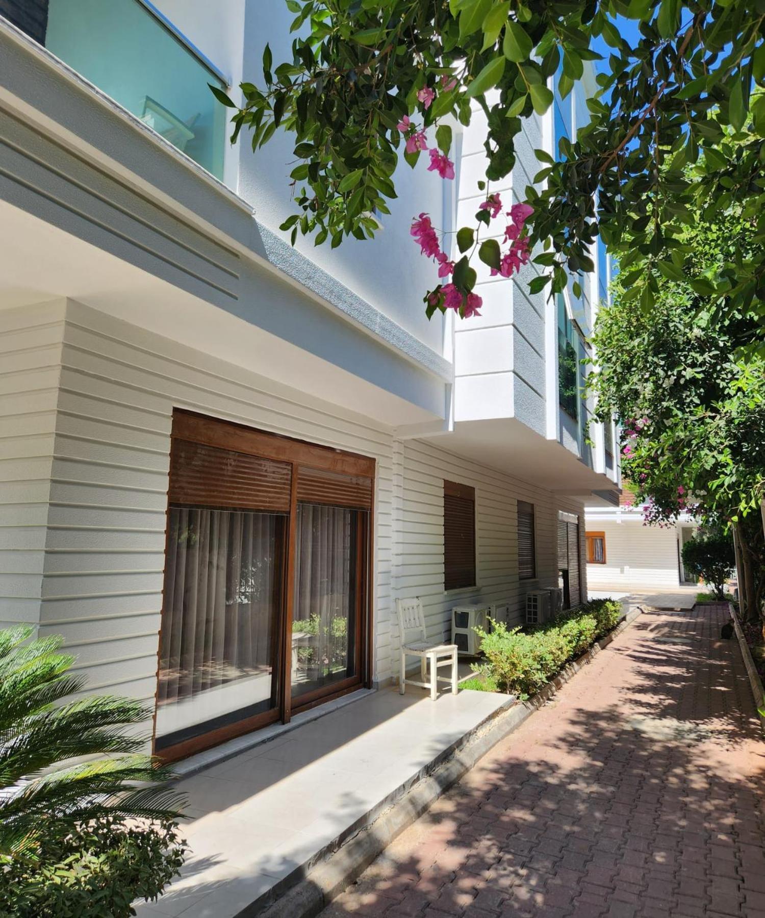 Lara Breeze Homes Apartment *