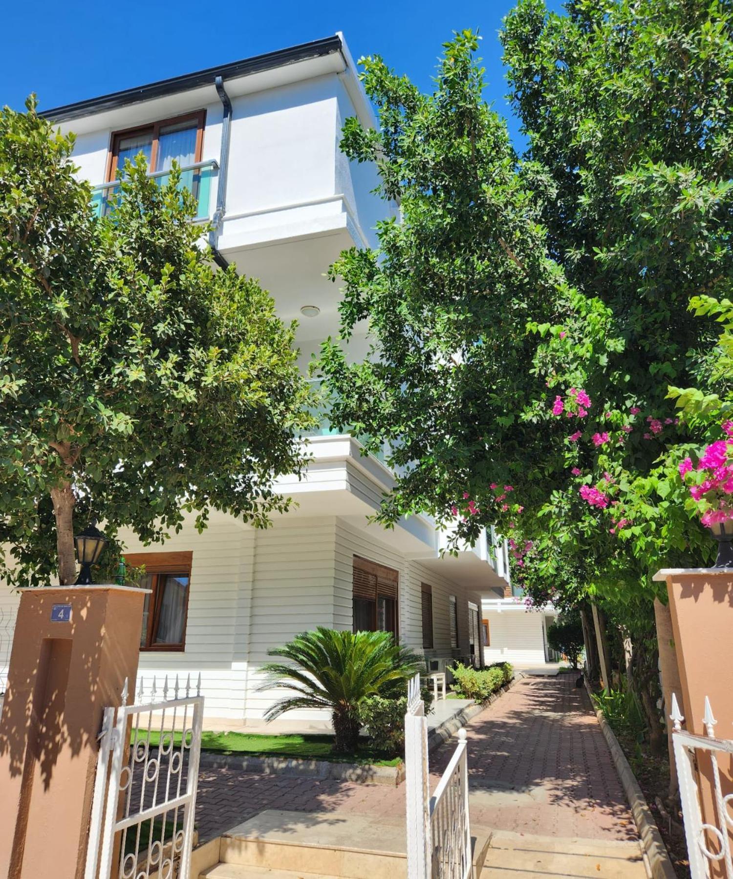 Lara Breeze Homes Apartment *