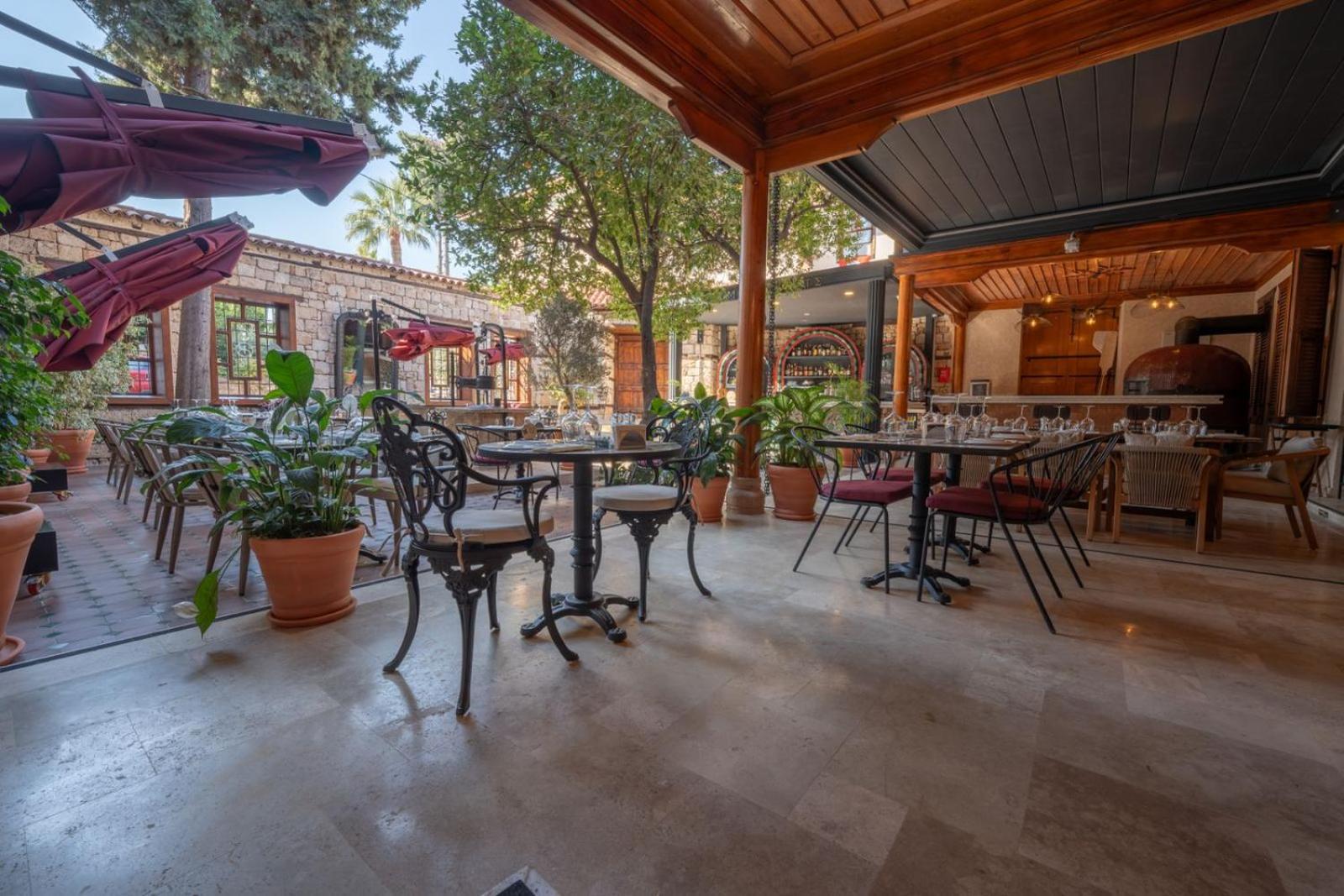 Belmondo Old Town Hotel *