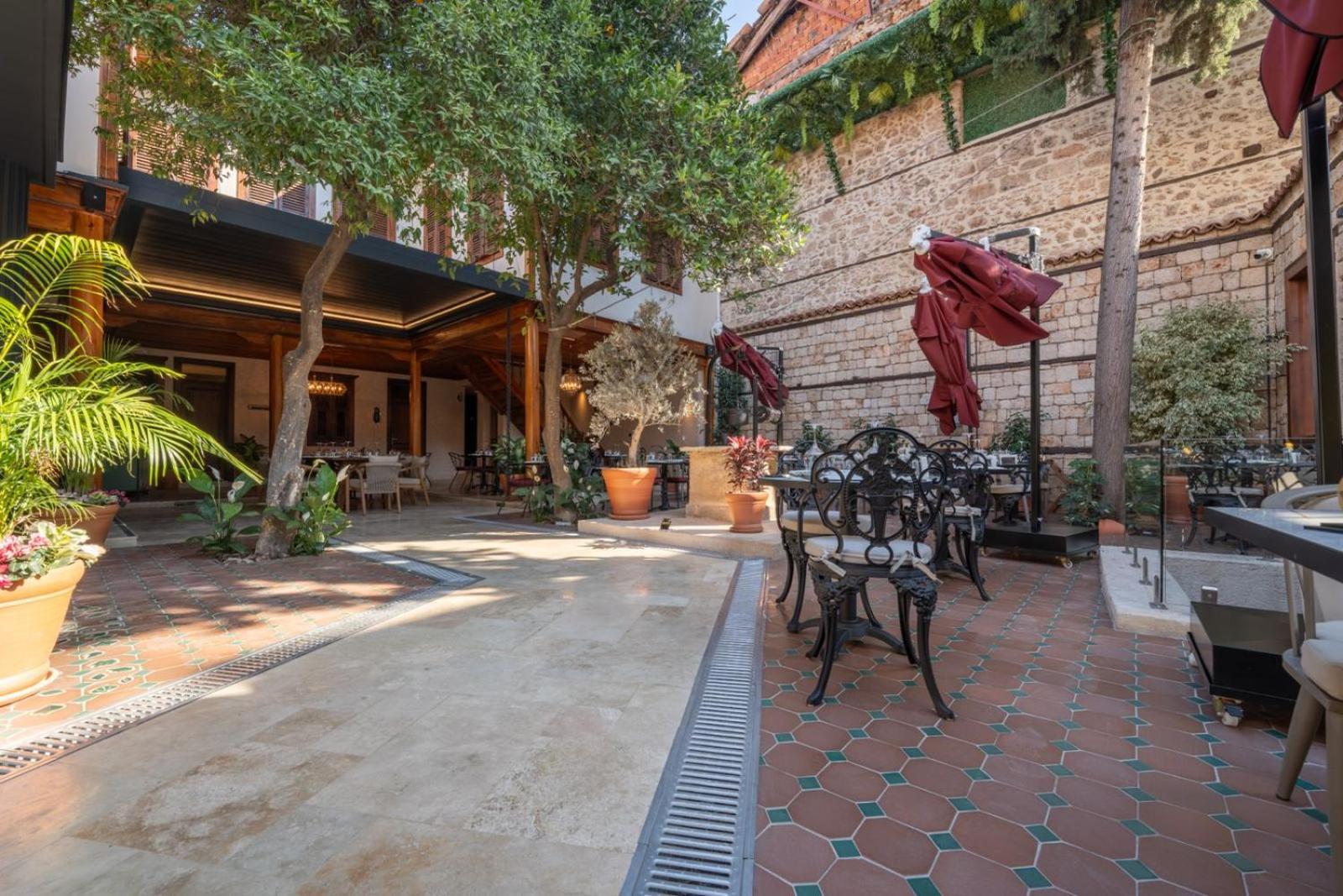 Belmondo Old Town Hotel *