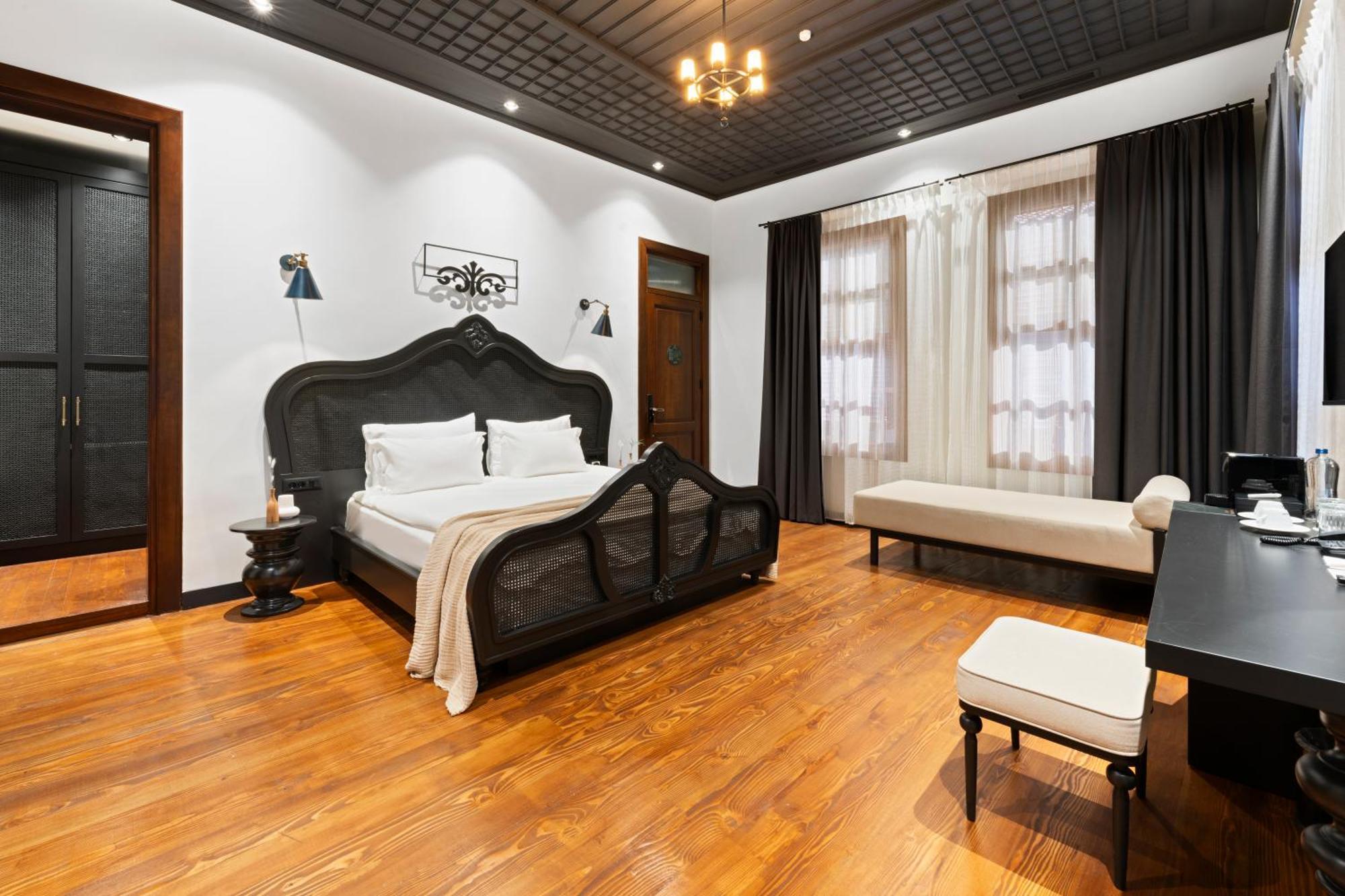 Belmondo Old Town Hotel