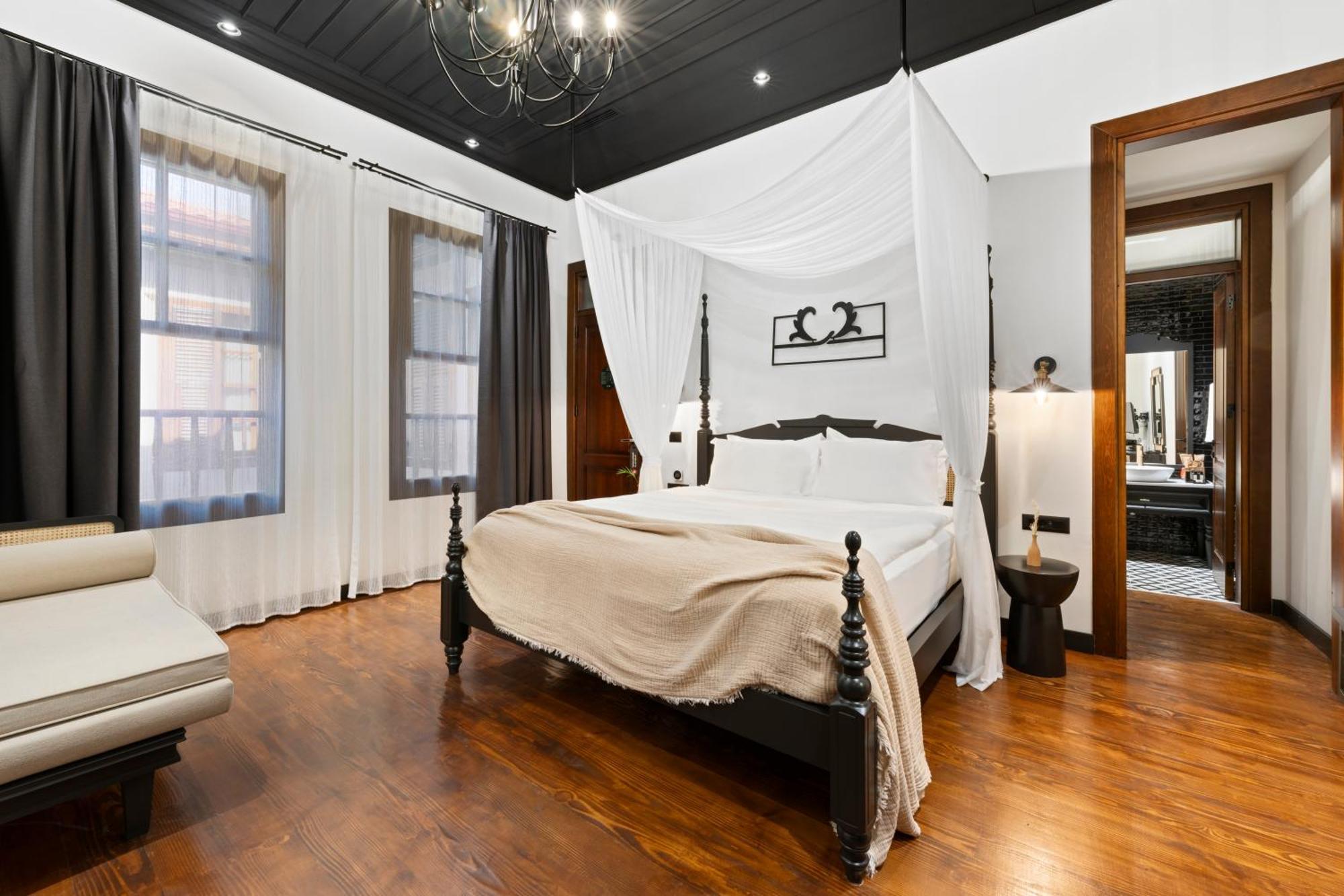 Belmondo Old Town Hotel *