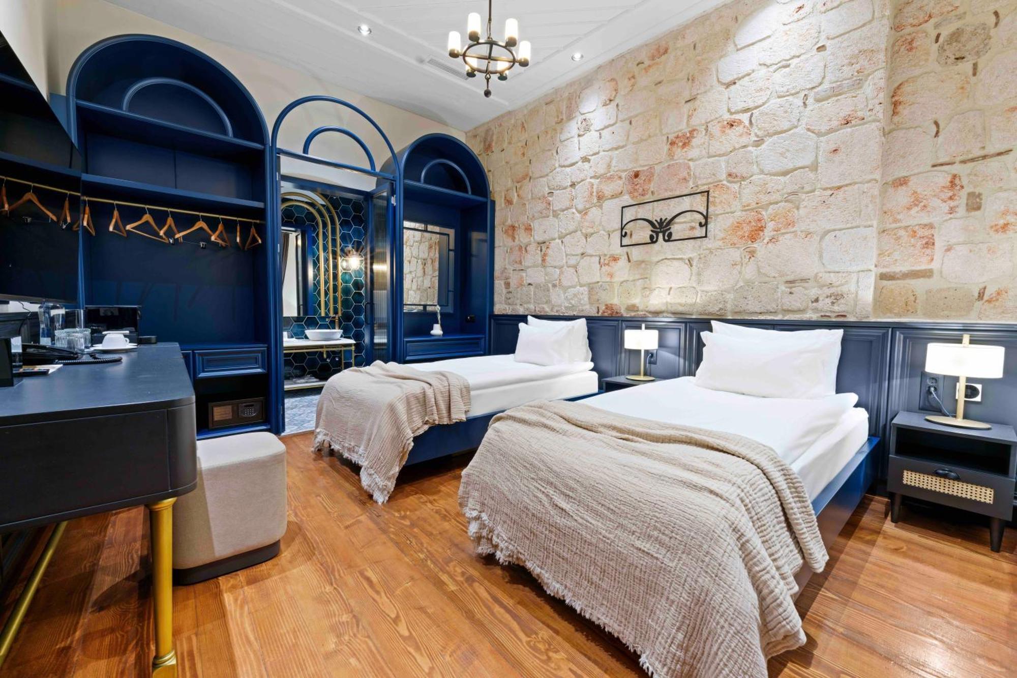 Belmondo Old Town Hotel *