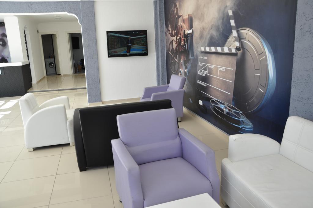 Movie Life Roe Hotel