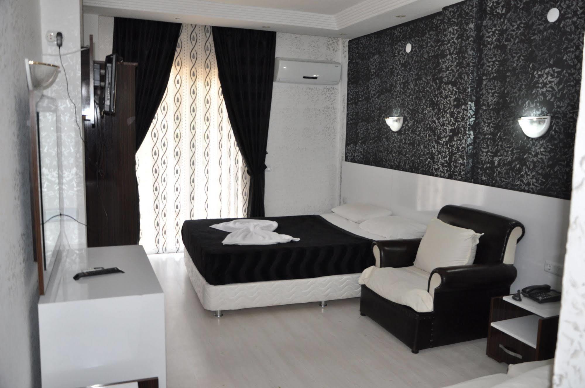 Movie Life Roe Hotel