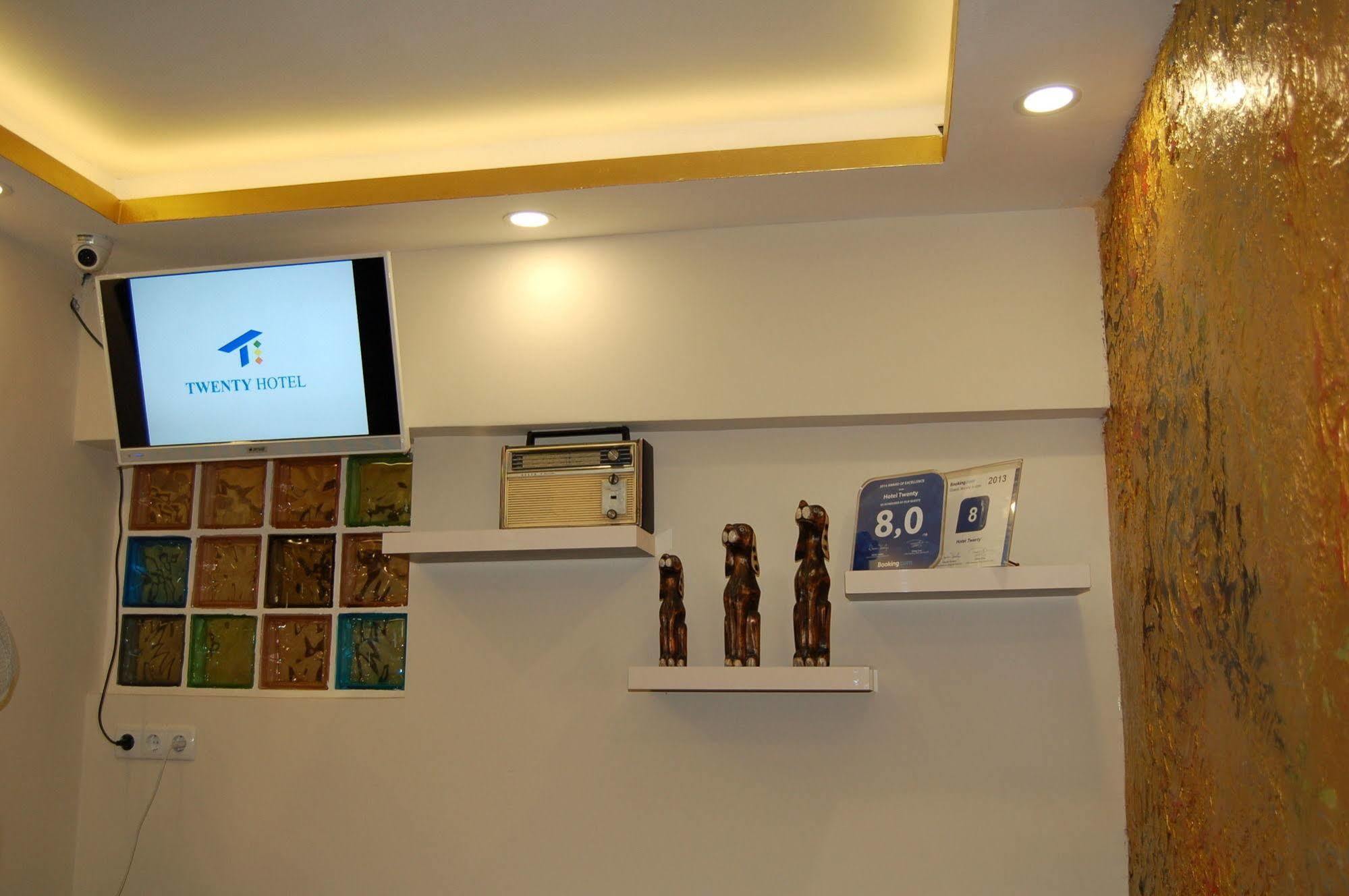 Otel Twenty 2*